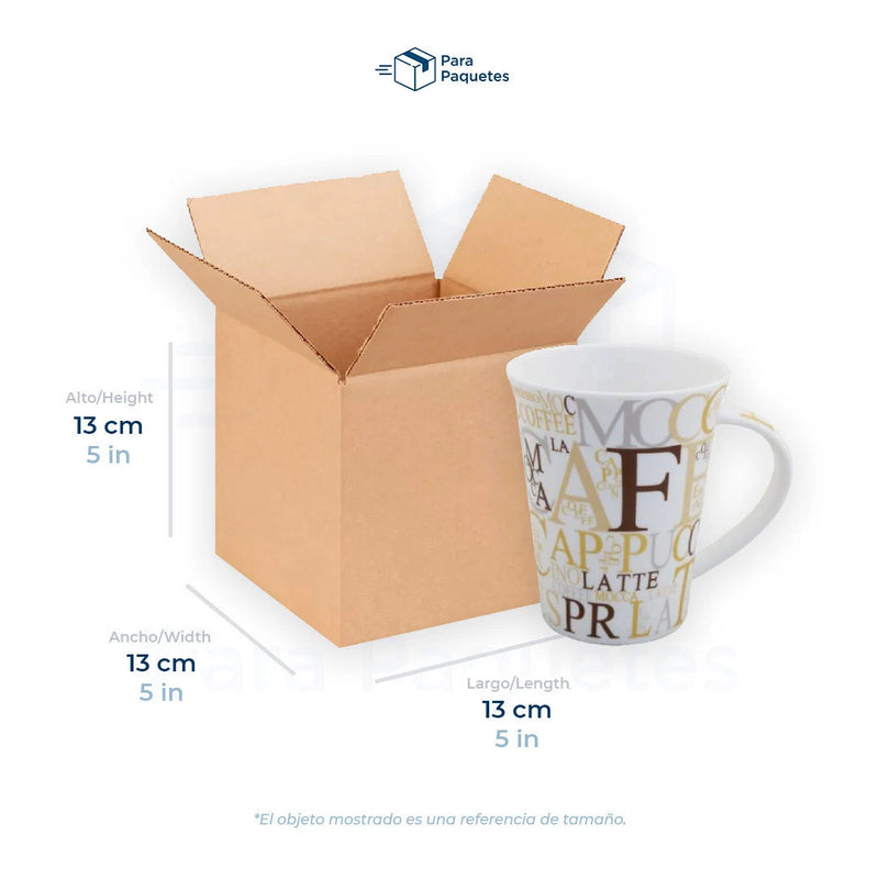 Medida de caja de cartón, 13 x 13 x 13 cm, con taza como referencia de tamaño.