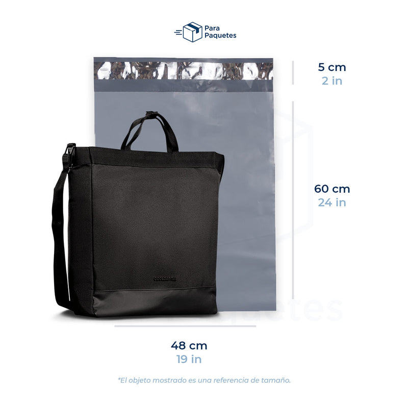 Medida de bolsa para envíos ecológica 100% reciclada, 48 x 60 cm, con bolsa de mano como referencia de tamaño.