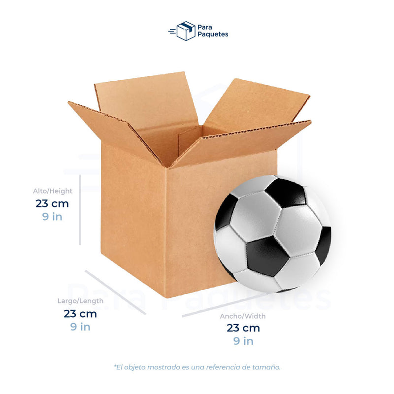 Medida de caja de cartón, 23 x 23 x 23 cm, con balón de futbol como referencia de tamaño.
