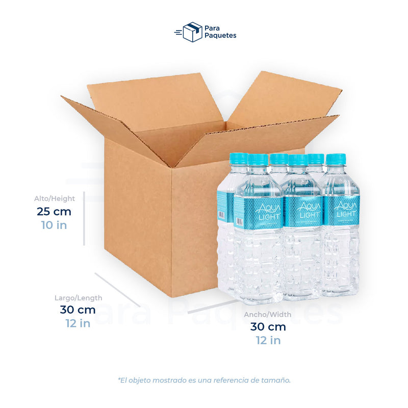 Medida de caja de cartón, 30 x 30 x 25 cm, con 6 botellas de agua como referencia de tamaño.