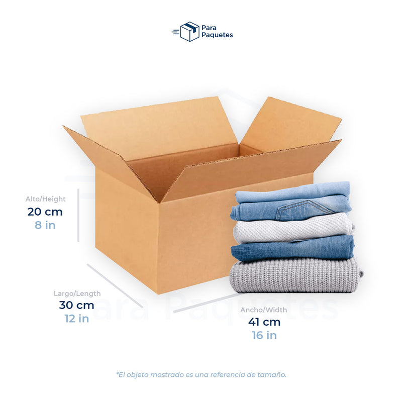 Medida de caja de cartón 41 x 30 x 20 cm, con ropa doblada como referencia de tamaño.